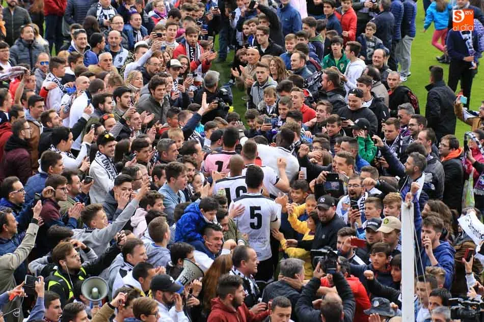 Espectacular imagen del equipo saltando  al campo ante una multitud de aficionados el pasado domingo. Foto: Alberto Martín