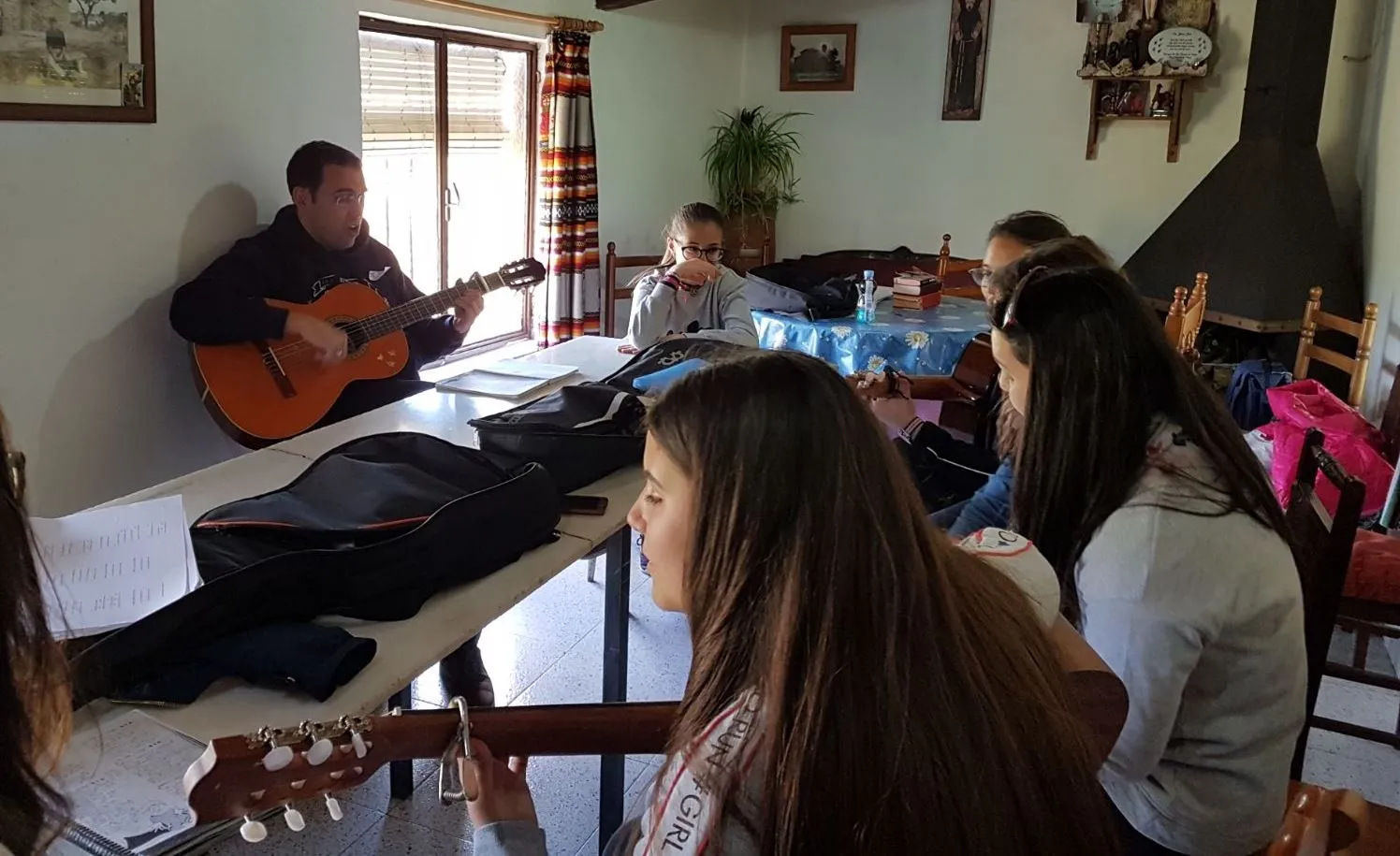Foto 4 - Alumnos de Religi&oacute;n de los arciprestazgos de Yeltes y Campo Charro disfrutan de una convivencia  