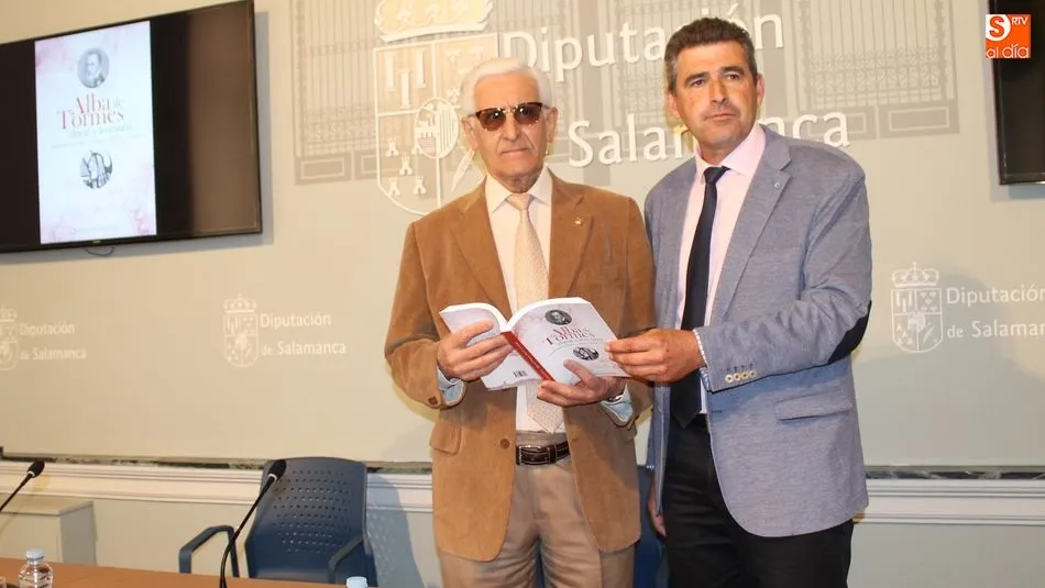 Eugenio García Zarza, autor del libro, y Julián Barrera, diputado de Cultura