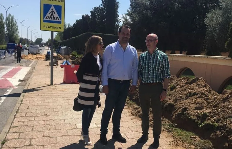 El alcalde, David Mingo, la concejal del área, Marta Labrador, y el jefe de Servicio de Aqualia en Santa Marta, José Luis San Segundo
