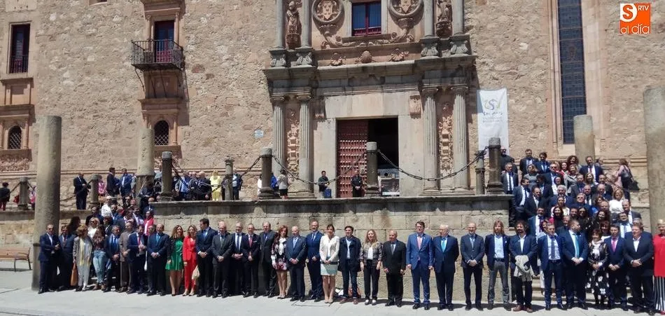 Foto de familia tras el pleno de las Cortes regionales en Fonseca