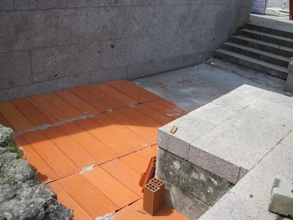 La asociación patrimonialista denuncia las prácticas vandálicas de grupos de jóvenes en la Cueva de Salamanca / Foto: Archivo