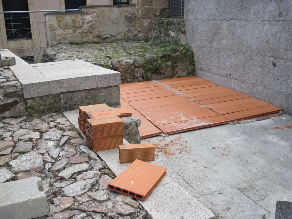 Foto 7 - Las muestras de vandalismo no cesan en la Torre del Marqu&eacute;s de Villena  
