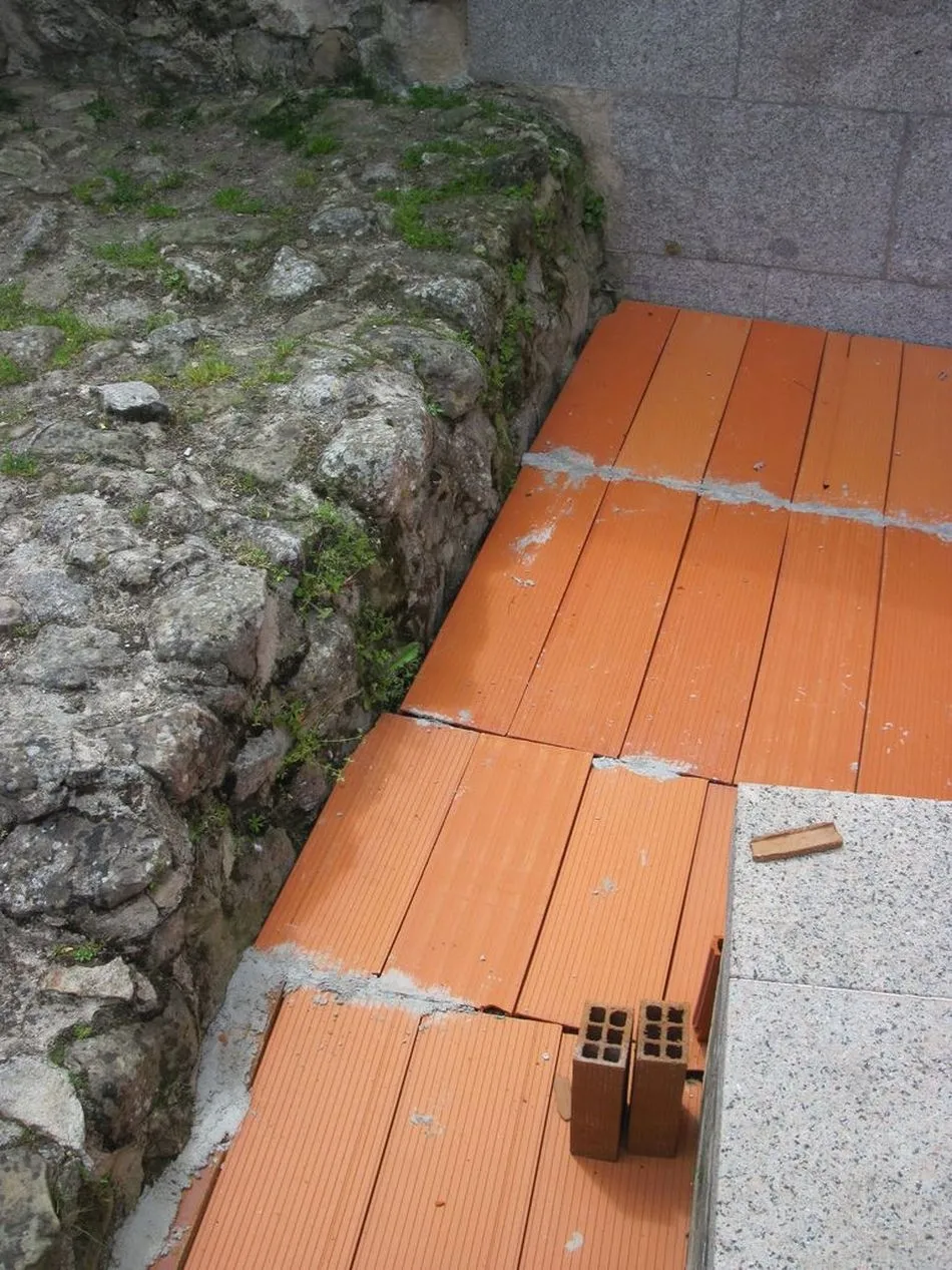 Foto 6 - Las muestras de vandalismo no cesan en la Torre del Marqu&eacute;s de Villena  