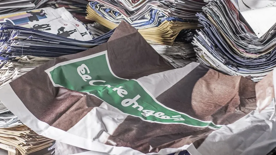 Nukak realizando productos a partir de objetos procedentes de las campañas publicitarias de El Corte Inglés