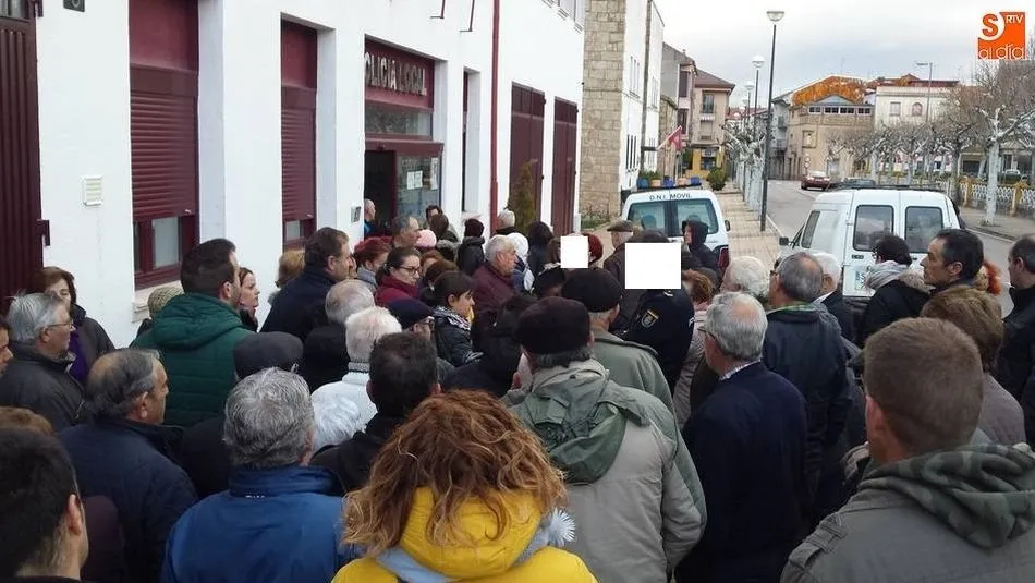 Un centenar de personas se congrega para renovar su DNI en Ciudad Rodrigo / Foto: David Rodríguez
