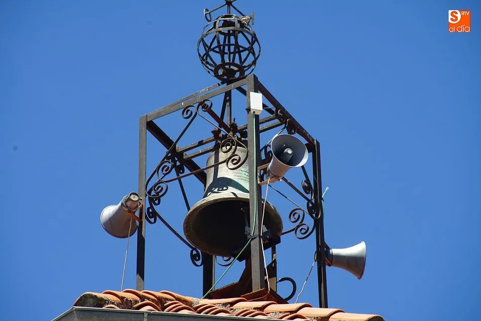 Foto 4 - El reloj vuelve a marcar las horas en Santiba&ntilde;ez de la Sierra