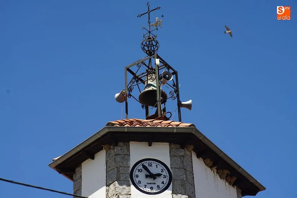 Foto 3 - El reloj vuelve a marcar las horas en Santiba&ntilde;ez de la Sierra