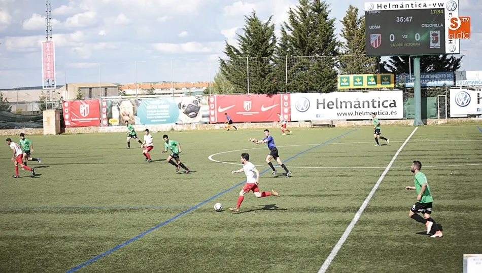 Jorge García avanza con el balón en un partido en el San Casto. Foto: Alberto Martín
