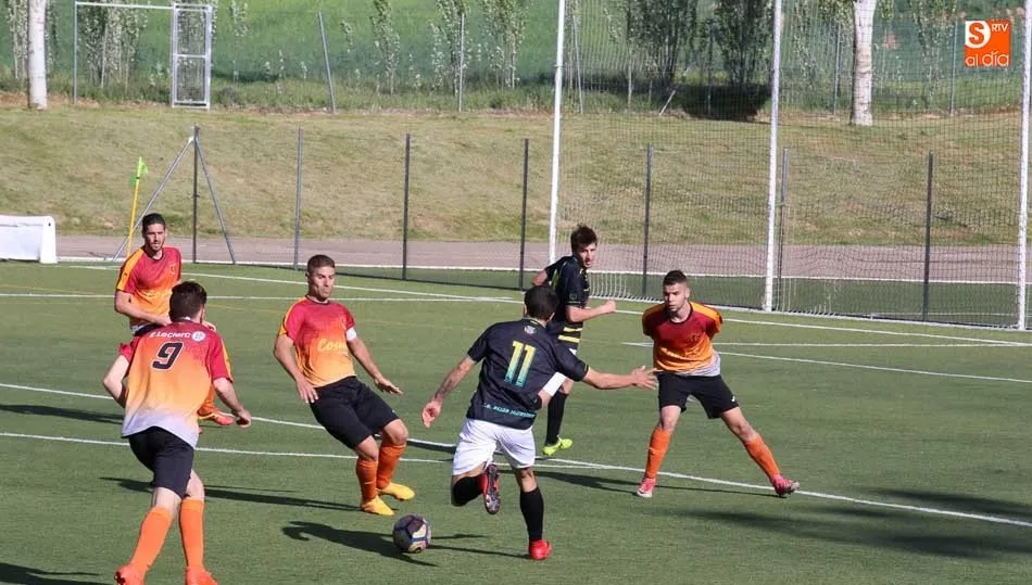 Cuatro jugadores del Carbajosa defienden a un rival del Béjar Industrial el pasado fin de semana. Foto: Alberto Martín