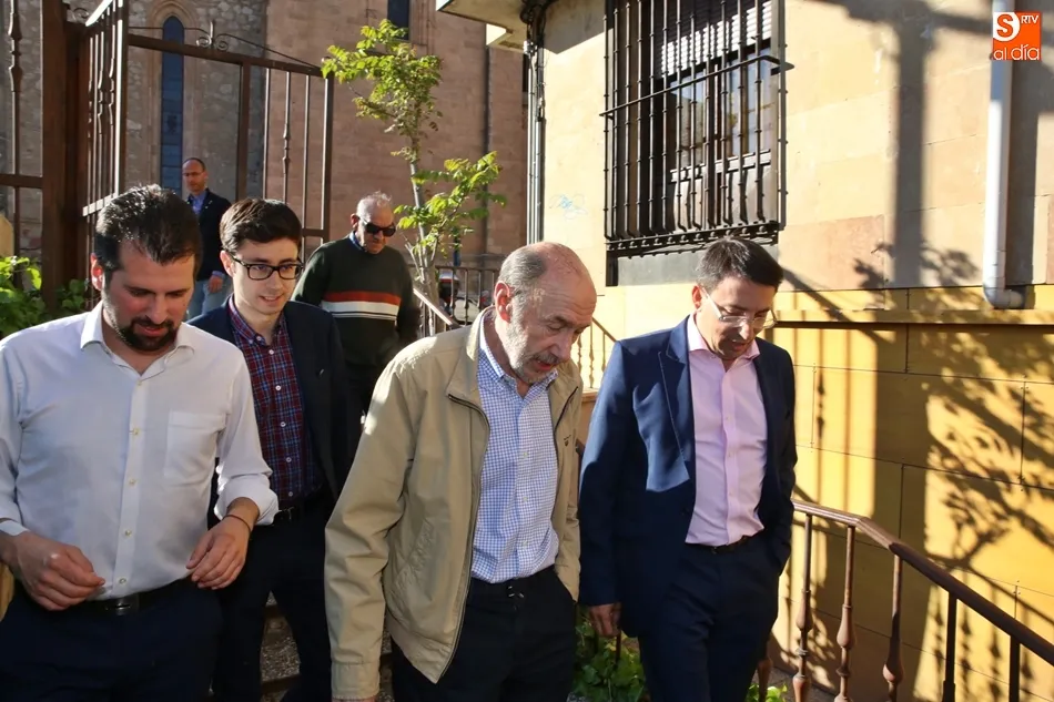 Aflredo Pérez Rubalcaba, a su llegada a la sede del PSOE de Salamanca acompañado por Luis Tudanca, Fernando Pablos y José Luis Mateos. Foto: Alberto Martín
