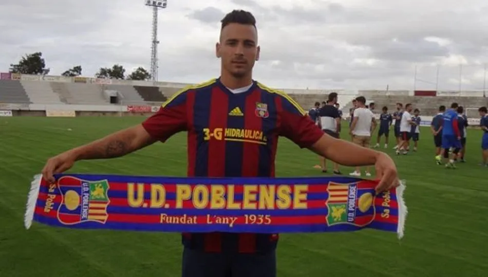 Pons, con la camiseta y una bufanda de la UD Poblense. Foto: Última hora
