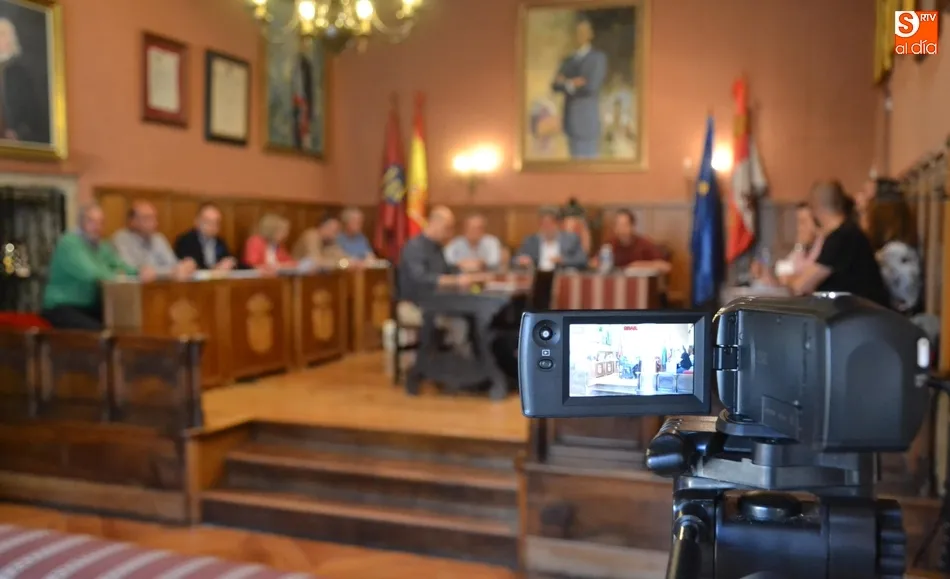 En primer plano, la cámara con la que se registran las grabaciones de los plenos, que también salieron a colación