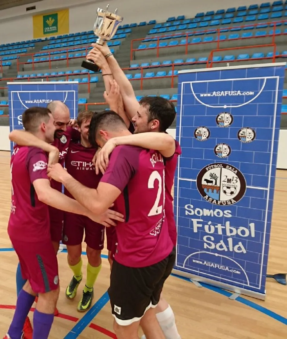 Foto 3 - El Bar La Navilla Do&ntilde;inos rubrica el doblete al proclamarse campe&oacute;n de la Copa de Primera