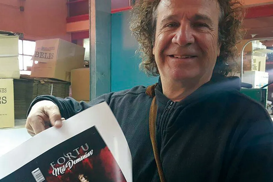 Fortu Sánchez, con la portada de su libro Mil Demonios.