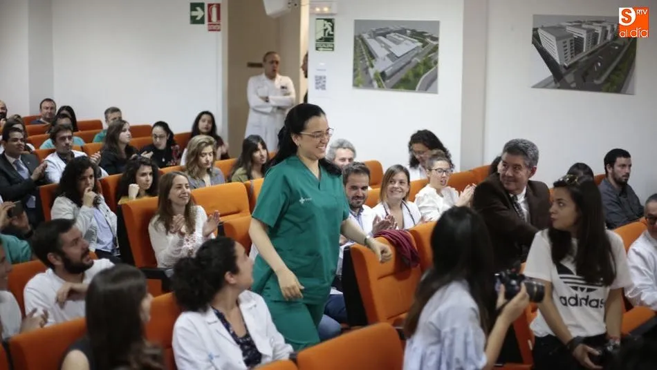 Cada uno de estos profesionales recibió un diploma en este acto. Foto de Alejandro López