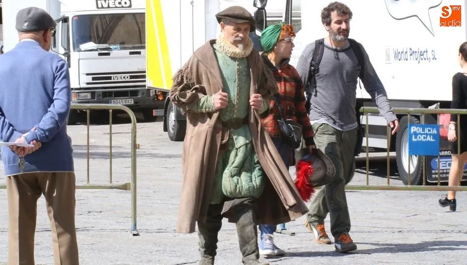 Algunos actores con trajes de época paseaban por el centro de la ciudad. Foto de Alberto Martín