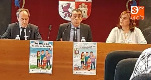 Jesús Juanes, Bienvenido Mena y Nieves Jiménez presentaron la campaña de acogimiento familiar