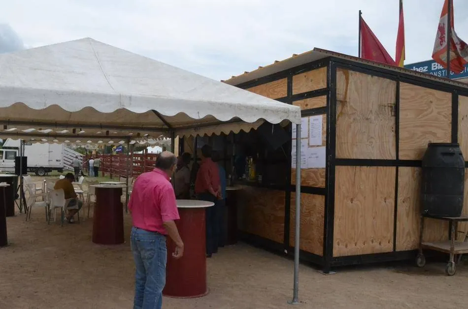 La barra de bar de la Feria de Mayo queda desierta  