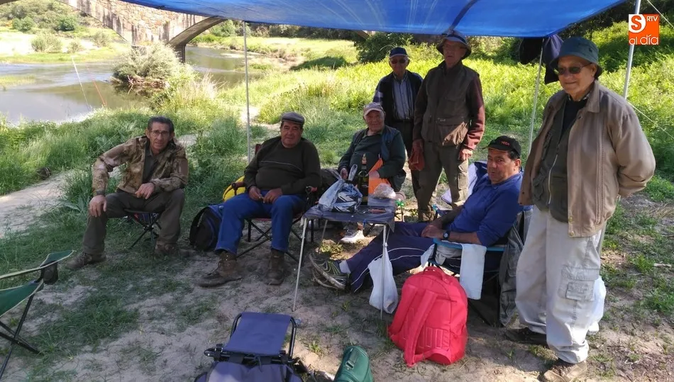 Los mayores de San Isidro disfrutan de los barbos en Sotoserrano  