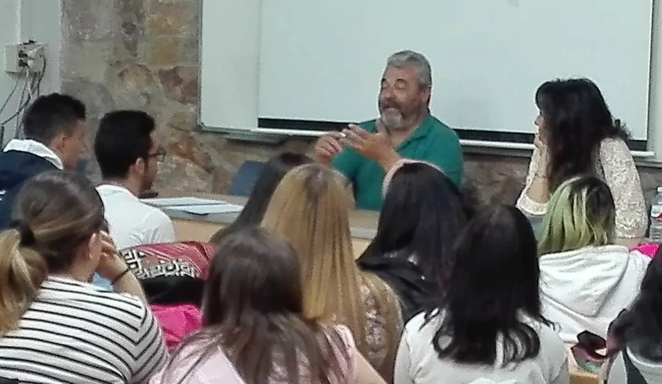 José Pinto mantiene un encuentro con los alumnos de 2º de Bachillerato del IES Tierra  