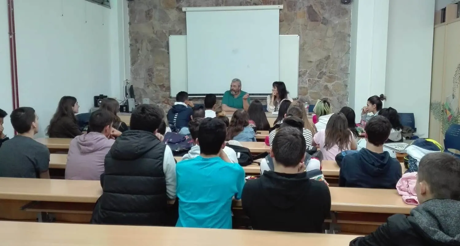 Foto 2 - Jos&eacute; Pinto mantiene un encuentro con los alumnos de 2&ordm; de Bachillerato del IES Tierra  