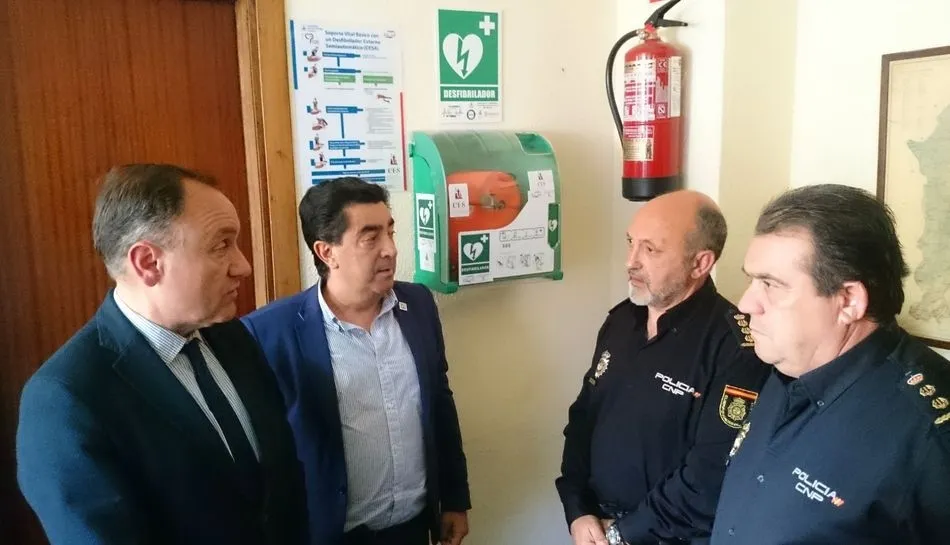 Foto 3 - CES dona un desfibrilador al Cuerpo Nacional de Polic&iacute;a de Salamanca