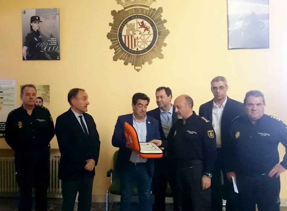 Foto 2 - CES dona un desfibrilador al Cuerpo Nacional de Polic&iacute;a de Salamanca