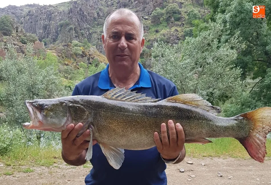 Julián Martín con 9 kilos de lucio-perca
