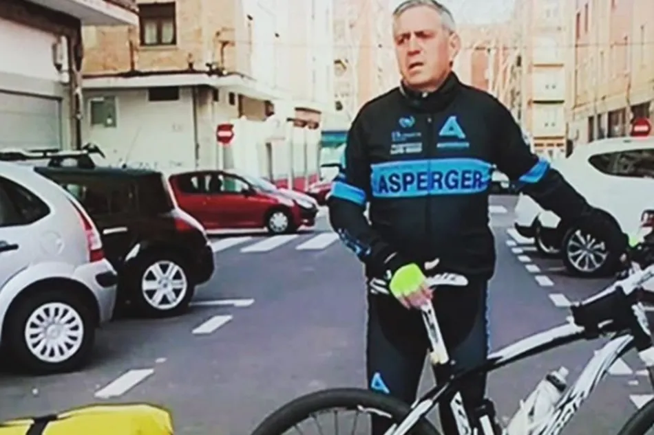 Juan Sellers, con la bici y equipación completa para la aventura deportiva y solidaria. Foto: Los6000deasperger