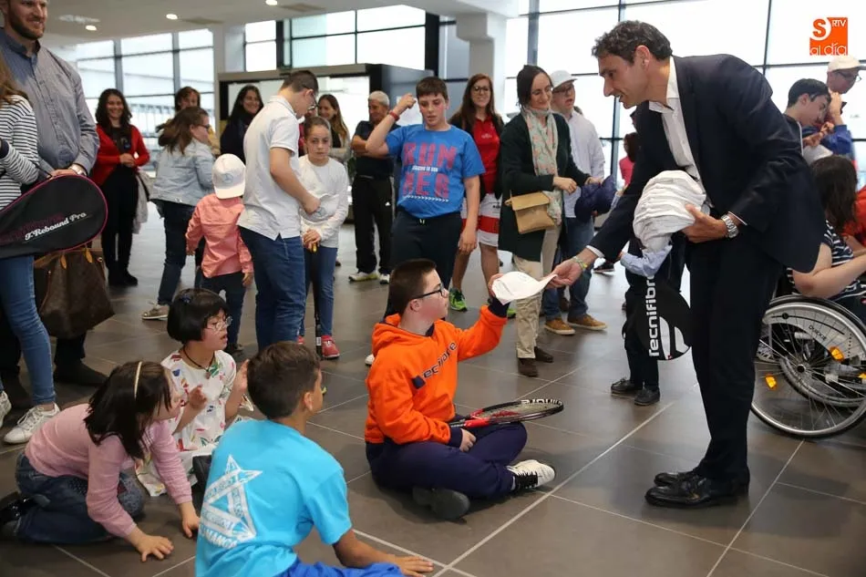 Foto 5 - La Escuela de Tenis de&nbsp; Santa Marta de Tormes entrega sus &lsquo;Raquetas Solidarias&rsquo; en un emotivo...