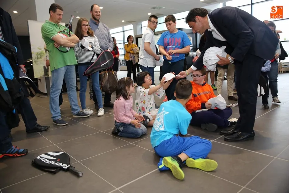 Foto 4 - La Escuela de Tenis de&nbsp; Santa Marta de Tormes entrega sus &lsquo;Raquetas Solidarias&rsquo; en un emotivo...