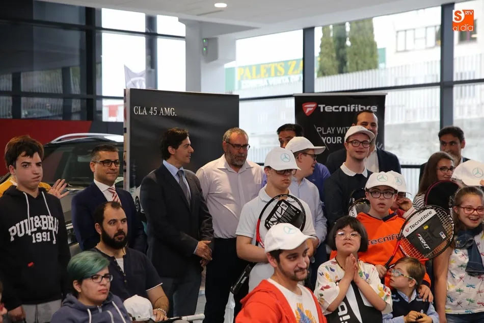 Foto 3 - La Escuela de Tenis de&nbsp; Santa Marta de Tormes entrega sus &lsquo;Raquetas Solidarias&rsquo; en un emotivo...