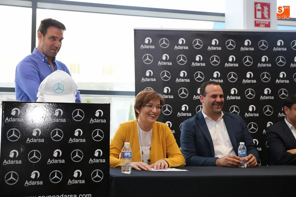 Foto 2 - La Escuela de Tenis de&nbsp; Santa Marta de Tormes entrega sus &lsquo;Raquetas Solidarias&rsquo; en un emotivo...