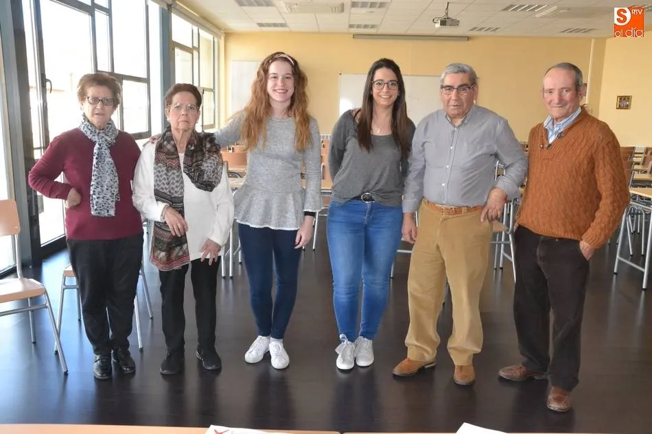 Usuarios de la Asociación con dos de las responsables de los talleres, durante el pasado Día Mundial del Parkinson