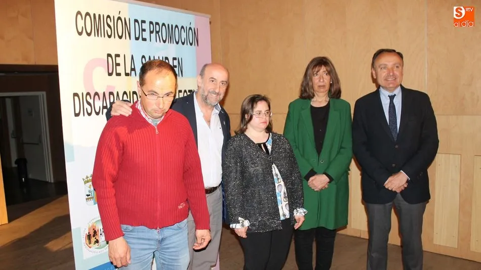Representantes de las instituciones y las asociaciones particpantes en la inauguración de las jornadas
