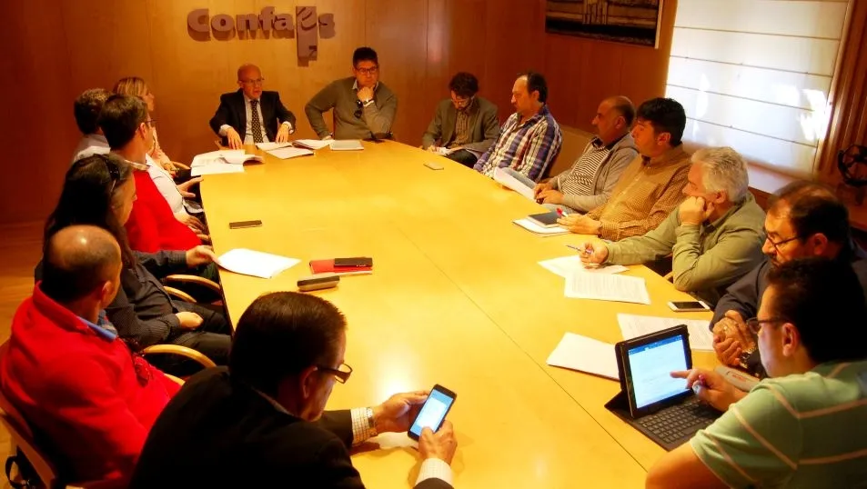 AESTRADIS y ASTASA firmaron el convenio con UGT y CCOO, en la sede de Confaes