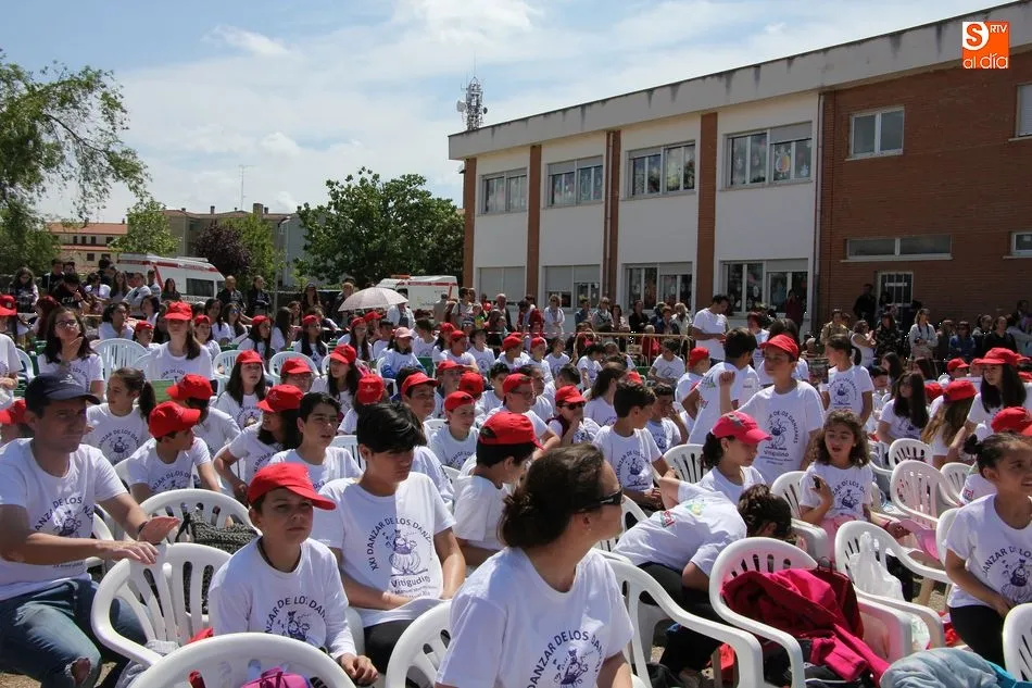 Foto 10 - Cerca de 1.500 escolares defienden la escuela p&uacute;blica rural en el 'Danzar de los Danzares'  