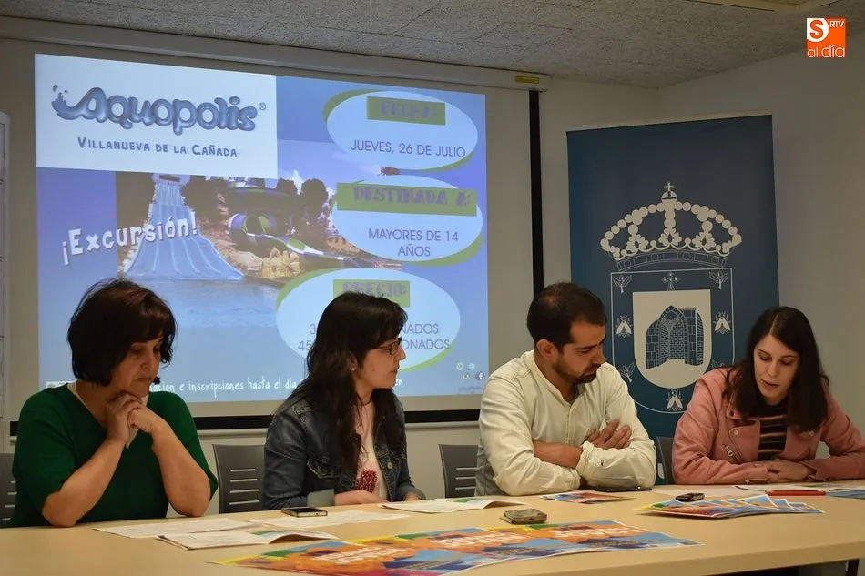 El personal de Guijuelo Joven acompañó al concejal del área, Carlos Arasa, en la presentación del Verano Joven