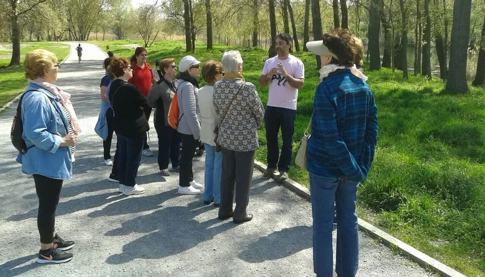 Uno de los grupos visitantes escucha las explicaciones del guía durante la ruta por la Isla del Soto