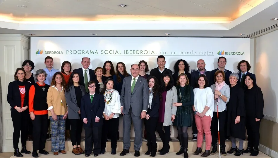 El salmantino Ignacio Sánchez Galán, con los representantes de las Ongs.