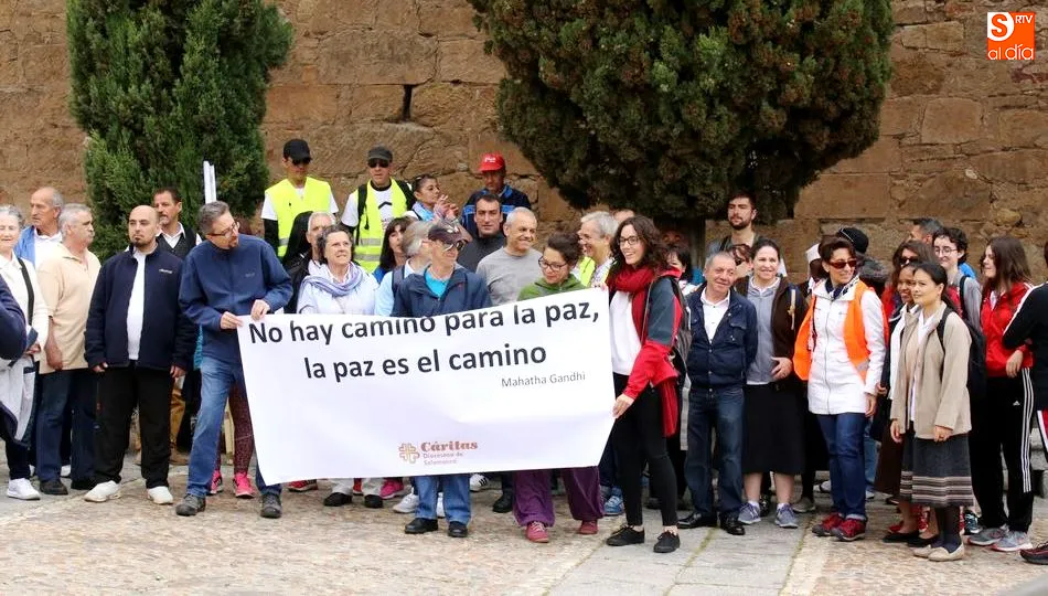 Los caminantes portaron una pancarta con una frase pacifista de Gandhi. Foto de Alberto Martín