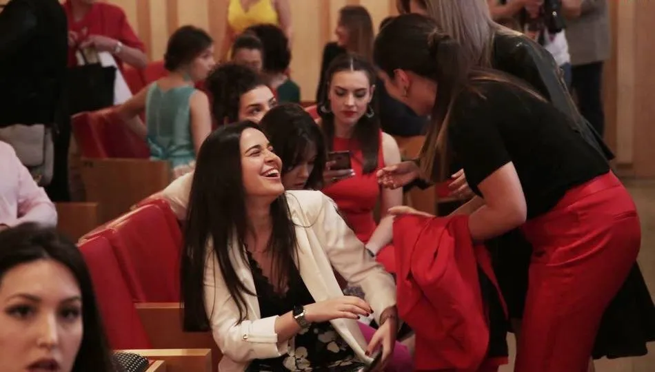 Risas y nervios de los estudiantes antes de la ceremonia de graduación. Foto de Alejandro López