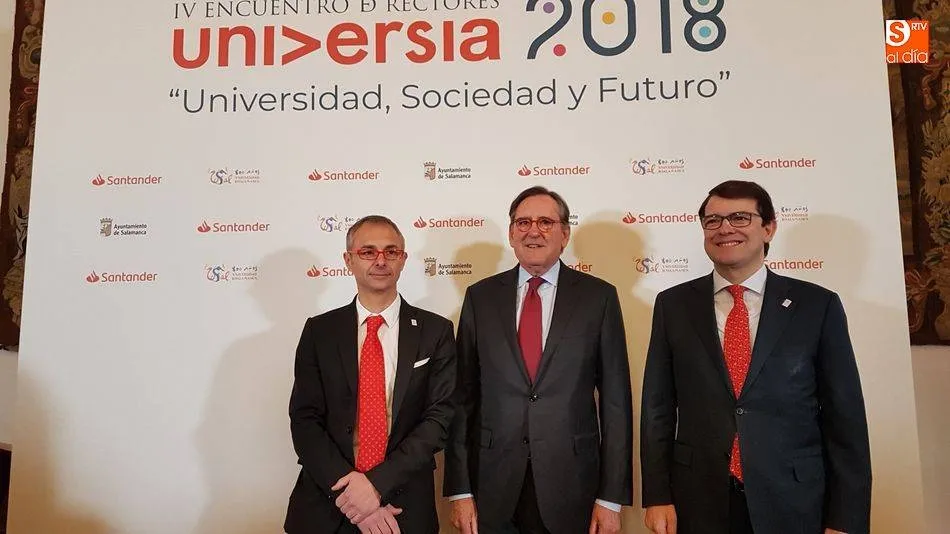El rector de la Universidad, Ricardo Rivero; el presidente de Santander Universidades, Matías Rodríguez Inciarte y el alcalde de la ciudad, Alfonso Fernández Mañueco, durante la presentación de este encuentro internacional