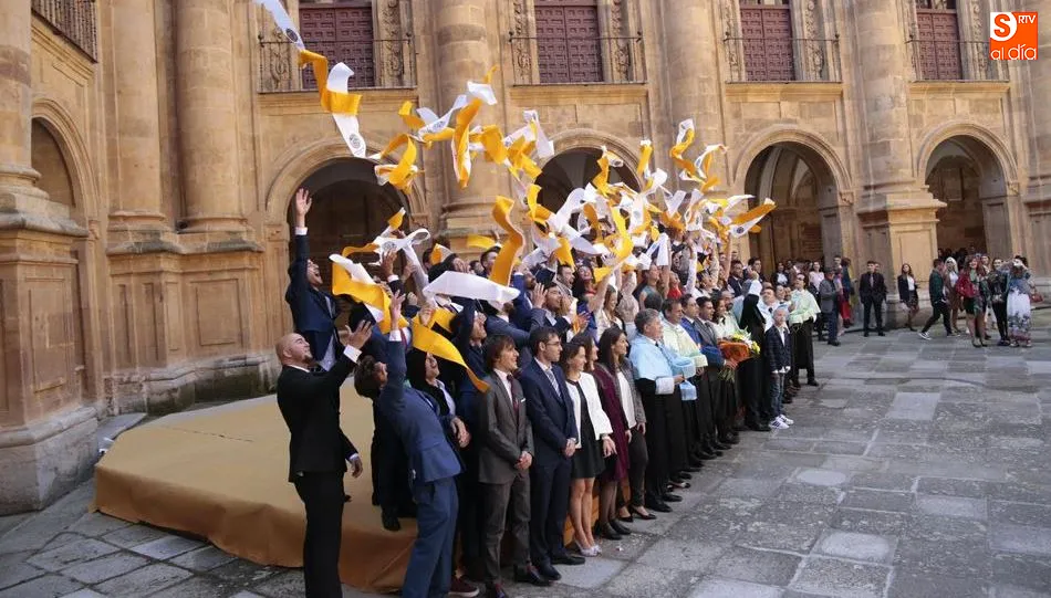 Bandas al aire tras la foto oficial de los nuevos graduados. Foto de Alejandro López