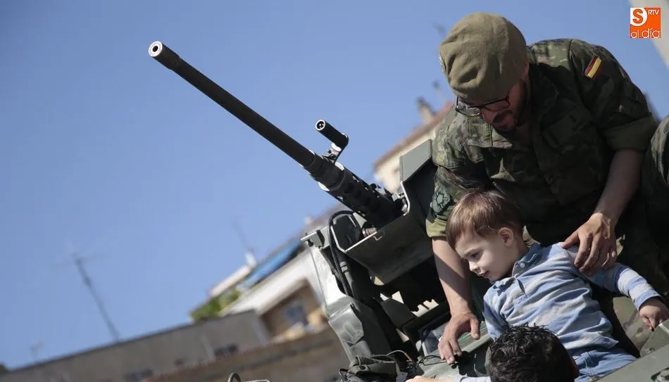 Público de todas las edades se interesó por los vehículos y el material expuesto. Foto de Alejandro López