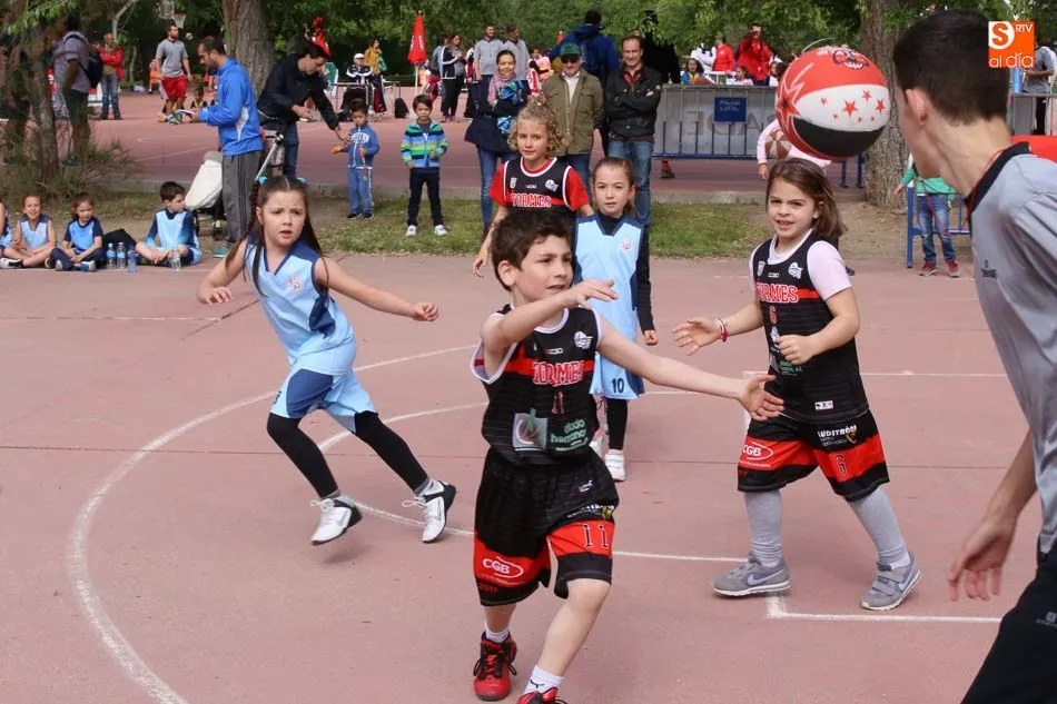 Foto 10 - &Eacute;xito del D&iacute;a del Minibasket con cientos de jugadores y aficionados