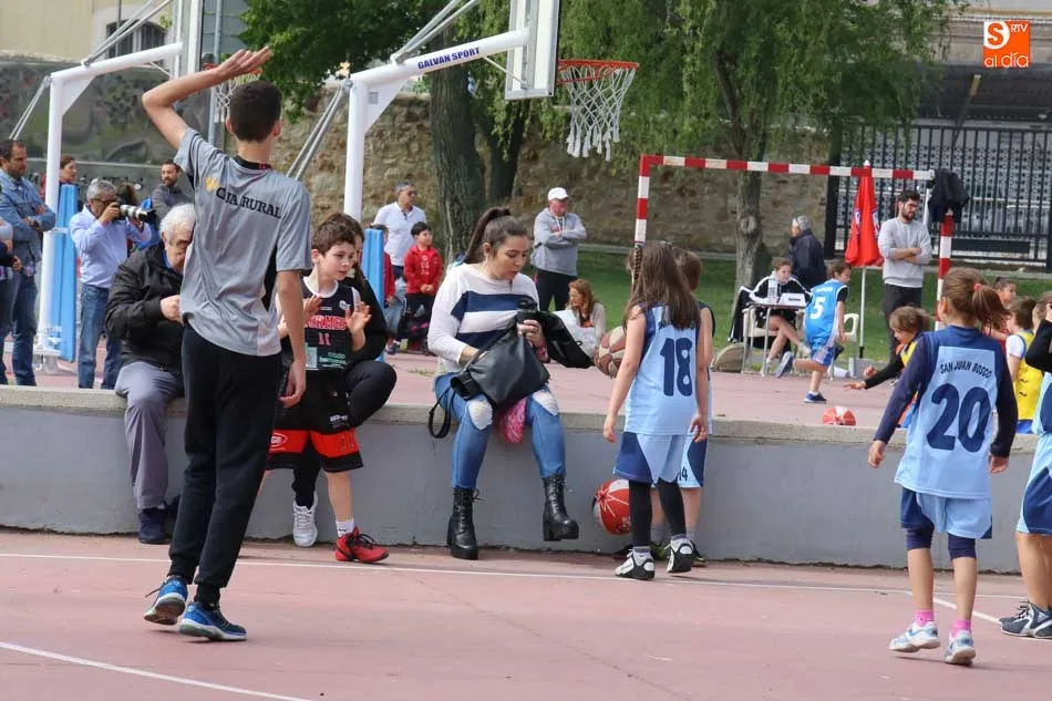 Foto 8 - &Eacute;xito del D&iacute;a del Minibasket con cientos de jugadores y aficionados