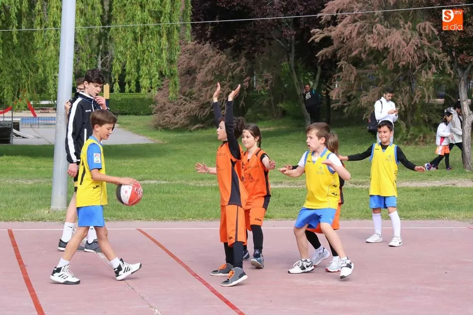 Foto 3 - &Eacute;xito del D&iacute;a del Minibasket con cientos de jugadores y aficionados