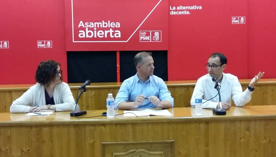 El portavoz del PSOE en el Senado, Ánder Gil, en el centro, en esta asamblea abierta en Salamanca